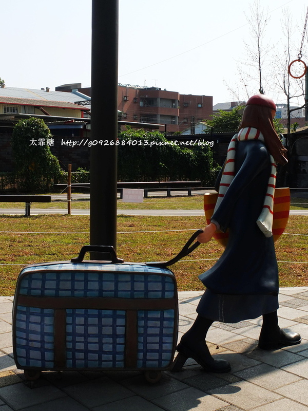 幾米廣場：【宜蘭】跟著幾米一起宜蘭小旅行。幾米廣場「向左走．向右走」、「星空」與「地下鐵」。森林裡的火車站「閉眼微笑的長頸鹿」。丟丟噹森林廣場出現飛天星空列車