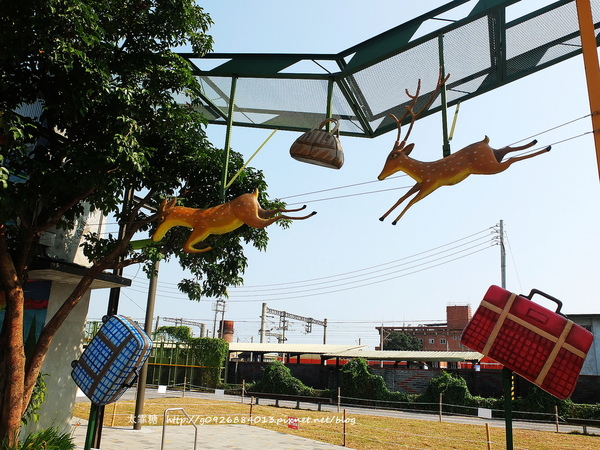 幾米廣場：【宜蘭】跟著幾米一起宜蘭小旅行。幾米廣場「向左走．向右走」、「星空」與「地下鐵」。森林裡的火車站「閉眼微笑的長頸鹿」。丟丟噹森林廣場出現飛天星空列車