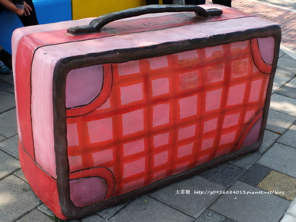 幾米廣場：【宜蘭】跟著幾米一起宜蘭小旅行。幾米廣場「向左走．向右走」、「星空」與「地下鐵」。森林裡的火車站「閉眼微笑的長頸鹿」。丟丟噹森林廣場出現飛天星空列車