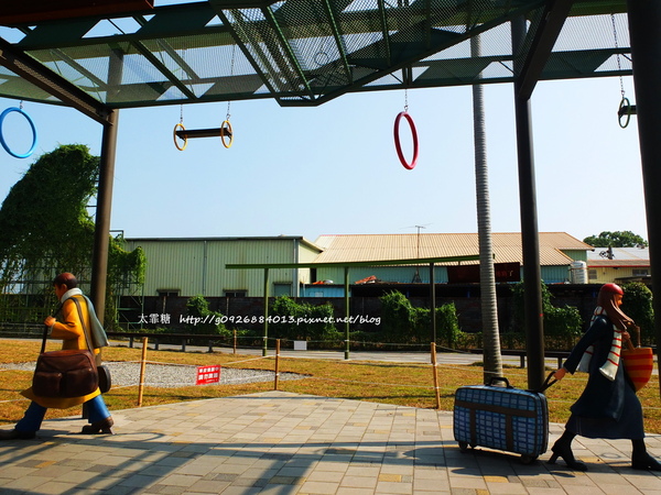 幾米廣場：【宜蘭】跟著幾米一起宜蘭小旅行。幾米廣場「向左走．向右走」、「星空」與「地下鐵」。森林裡的火車站「閉眼微笑的長頸鹿」。丟丟噹森林廣場出現飛天星空列車