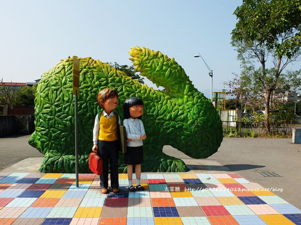 幾米廣場：【宜蘭】跟著幾米一起宜蘭小旅行。幾米廣場「向左走．向右走」、「星空」與「地下鐵」。森林裡的火車站「閉眼微笑的長頸鹿」。丟丟噹森林廣場出現飛天星空列車