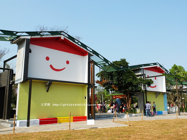 幾米廣場：【宜蘭】跟著幾米一起宜蘭小旅行。幾米廣場「向左走．向右走」、「星空」與「地下鐵」。森林裡的火車站「閉眼微笑的長頸鹿」。丟丟噹森林廣場出現飛天星空列車