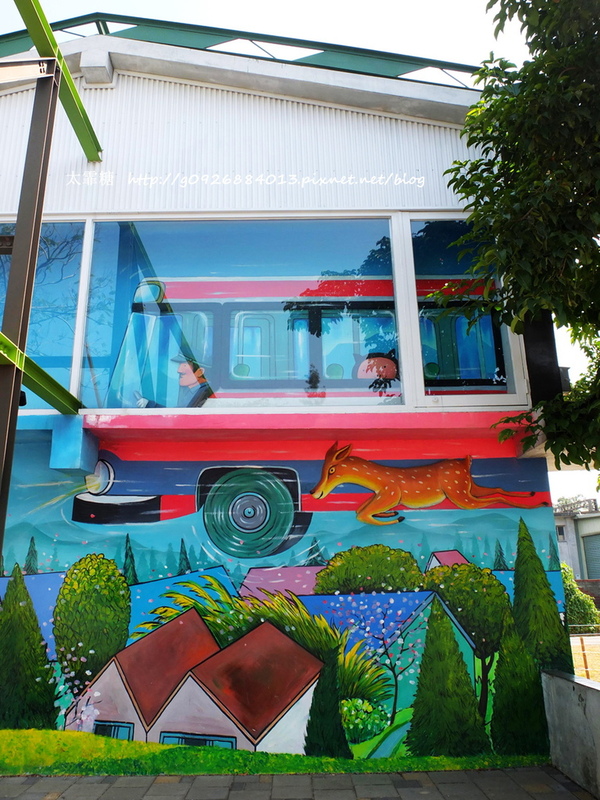 幾米廣場：【宜蘭】跟著幾米一起宜蘭小旅行。幾米廣場「向左走．向右走」、「星空」與「地下鐵」。森林裡的火車站「閉眼微笑的長頸鹿」。丟丟噹森林廣場出現飛天星空列車