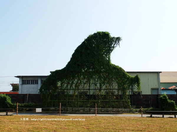 幾米廣場：【宜蘭】跟著幾米一起宜蘭小旅行。幾米廣場「向左走．向右走」、「星空」與「地下鐵」。森林裡的火車站「閉眼微笑的長頸鹿」。丟丟噹森林廣場出現飛天星空列車