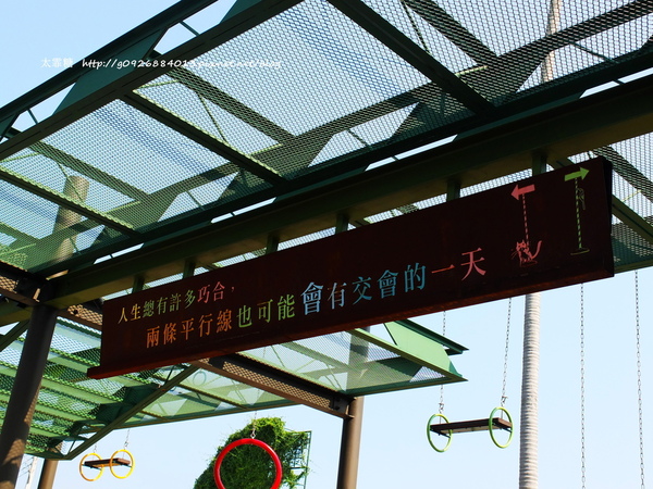 幾米廣場：【宜蘭】跟著幾米一起宜蘭小旅行。幾米廣場「向左走．向右走」、「星空」與「地下鐵」。森林裡的火車站「閉眼微笑的長頸鹿」。丟丟噹森林廣場出現飛天星空列車