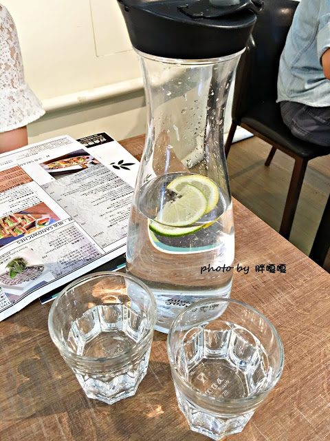 【台中 北區】好食●慢慢 🍕🍕🍕 美味好吃的披薩令人吮指回味，特製辣油，香而不辣，為PIZZA加分，這麼令人印象深刻的美食，怎能不嚐嚐！？