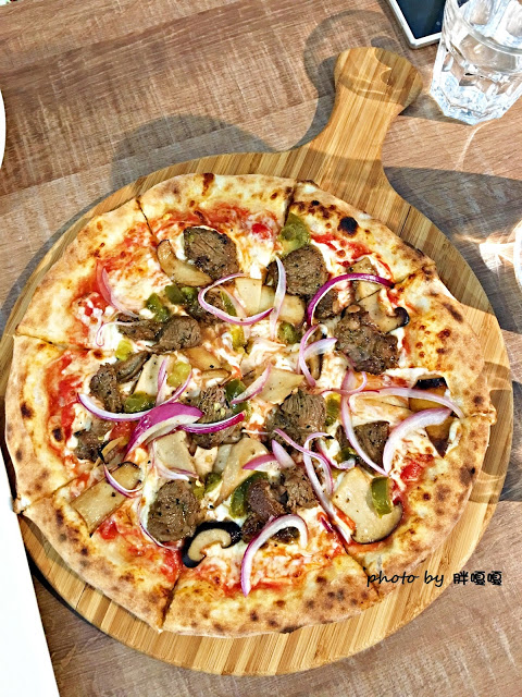 【台中 北區】好食●慢慢 🍕🍕🍕 美味好吃的披薩令人吮指回味，特製辣油，香而不辣，為PIZZA加分，這麼令人印象深刻的美食，怎能不嚐嚐！？