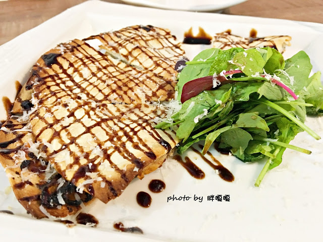 【台中 北區】好食●慢慢 🍕🍕🍕 美味好吃的披薩令人吮指回味，特製辣油，香而不辣，為PIZZA加分，這麼令人印象深刻的美食，怎能不嚐嚐！？