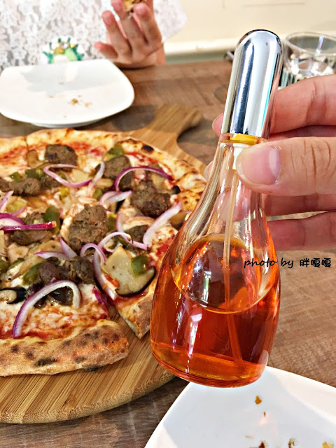 【台中 北區】好食●慢慢 🍕🍕🍕 美味好吃的披薩令人吮指回味，特製辣油，香而不辣，為PIZZA加分，這麼令人印象深刻的美食，怎能不嚐嚐！？