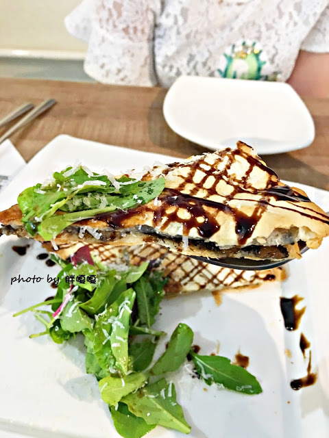 【台中 北區】好食●慢慢 🍕🍕🍕 美味好吃的披薩令人吮指回味，特製辣油，香而不辣，為PIZZA加分，這麼令人印象深刻的美食，怎能不嚐嚐！？