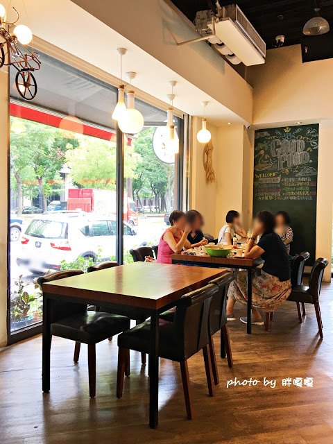 【台中 北區】好食●慢慢 🍕🍕🍕 美味好吃的披薩令人吮指回味，特製辣油，香而不辣，為PIZZA加分，這麼令人印象深刻的美食，怎能不嚐嚐！？