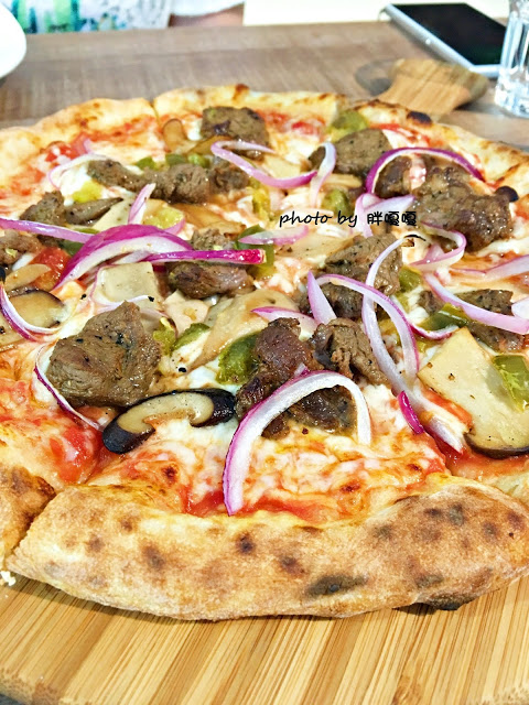 【台中 北區】好食●慢慢 🍕🍕🍕 美味好吃的披薩令人吮指回味，特製辣油，香而不辣，為PIZZA加分，這麼令人印象深刻的美食，怎能不嚐嚐！？