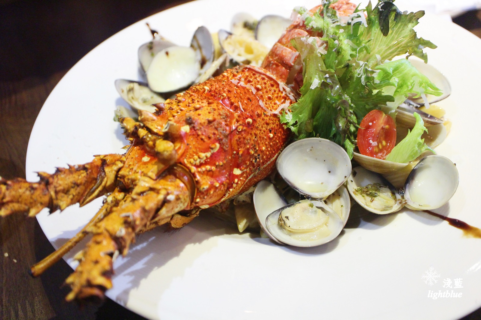 台中美食：淺藍 × 樂丘廚房東海店～超浮誇的龍蝦義大利麵和招牌鬆餅漢堡