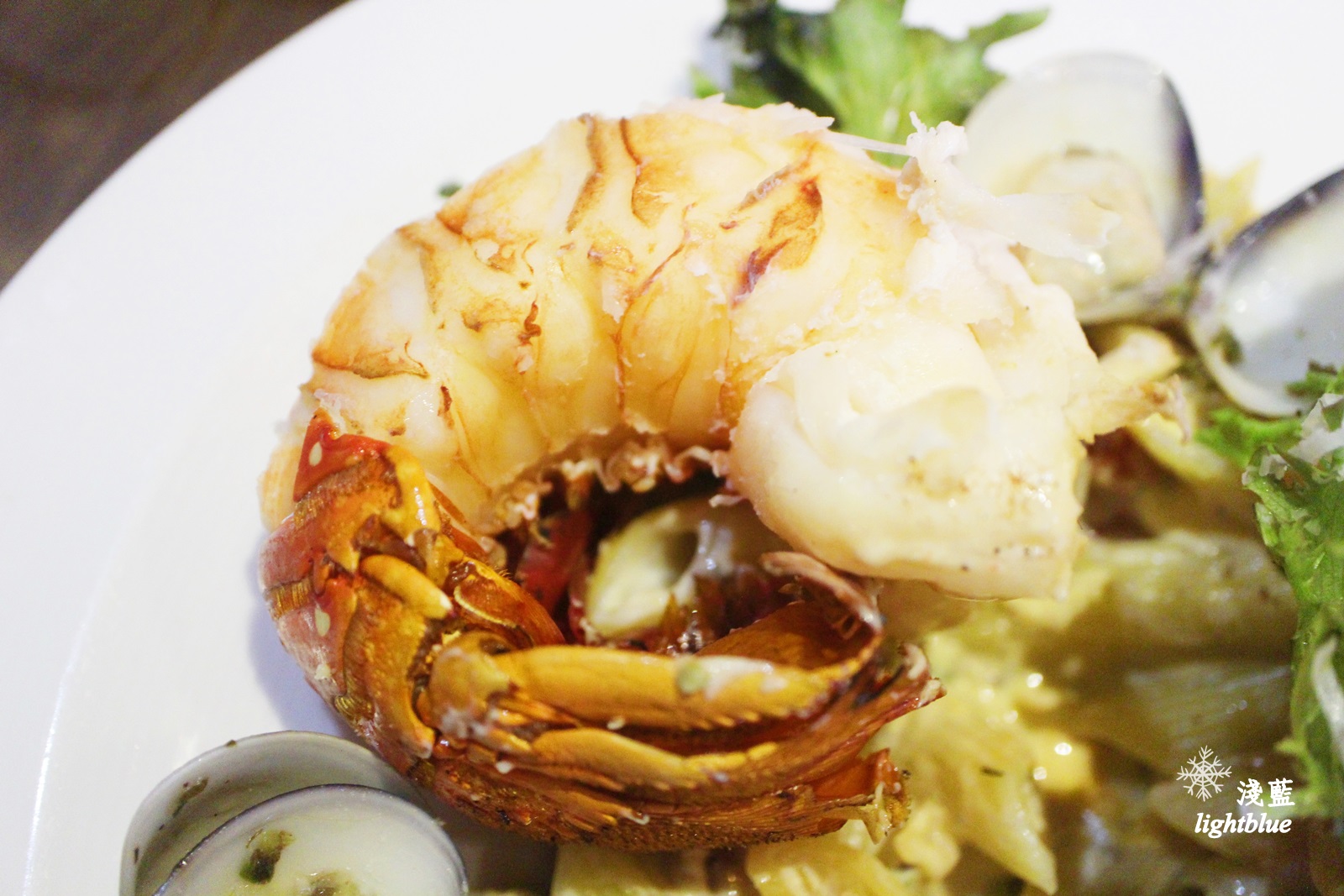 台中美食：淺藍 × 樂丘廚房東海店～超浮誇的龍蝦義大利麵和招牌鬆餅漢堡