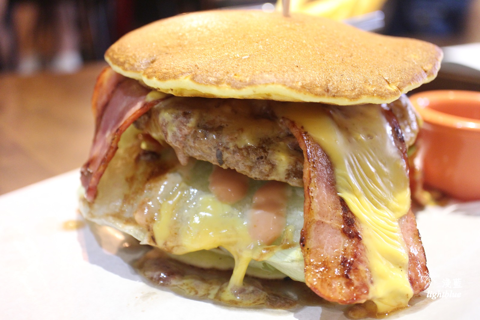 台中美食：淺藍 × 樂丘廚房東海店～超浮誇的龍蝦義大利麵和招牌鬆餅漢堡