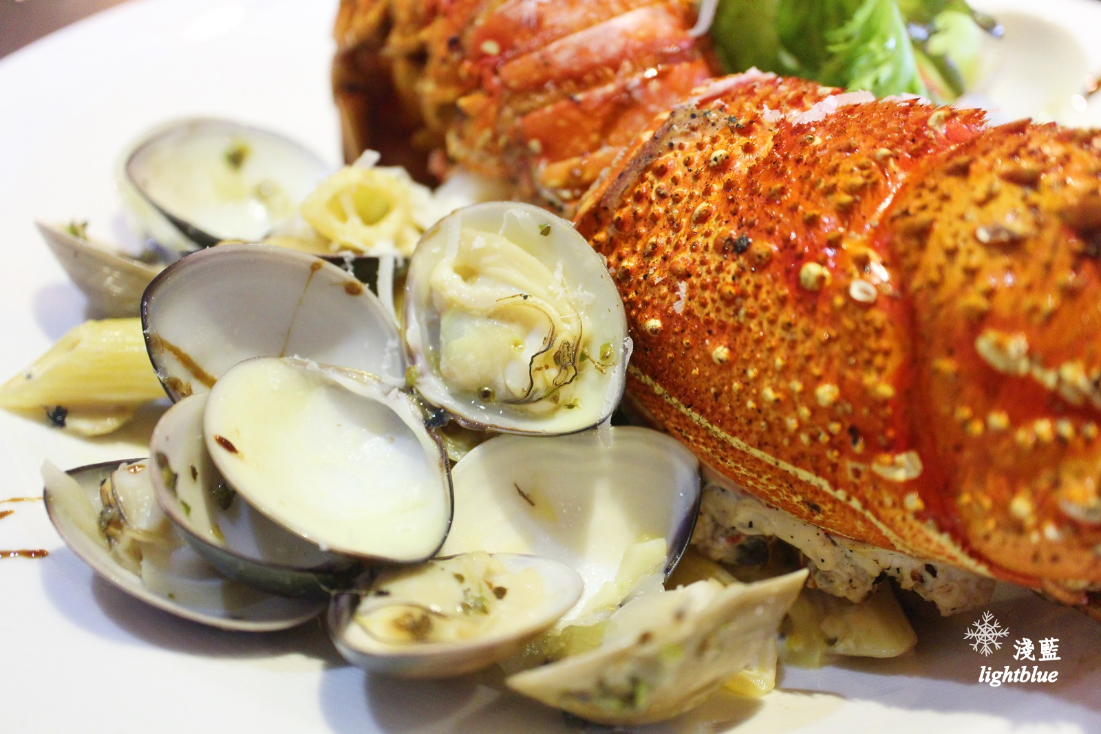 台中美食：淺藍 × 樂丘廚房東海店～超浮誇的龍蝦義大利麵和招牌鬆餅漢堡