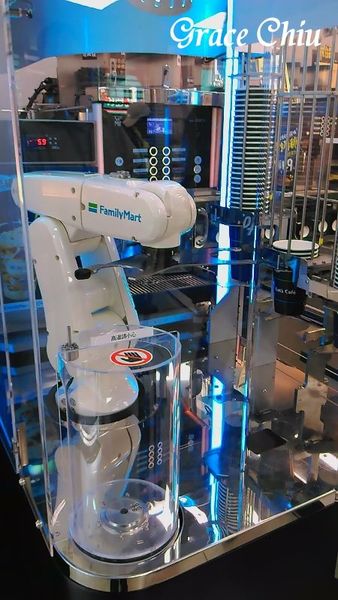 全家科技概念店 咖啡助理 機械手臂泡咖啡