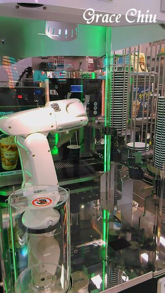 全家科技概念店 咖啡助理 機械手臂泡咖啡
