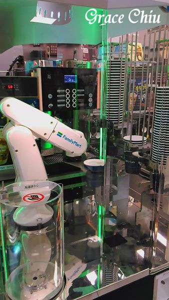 全家科技概念店 咖啡助理 機械手臂泡咖啡
