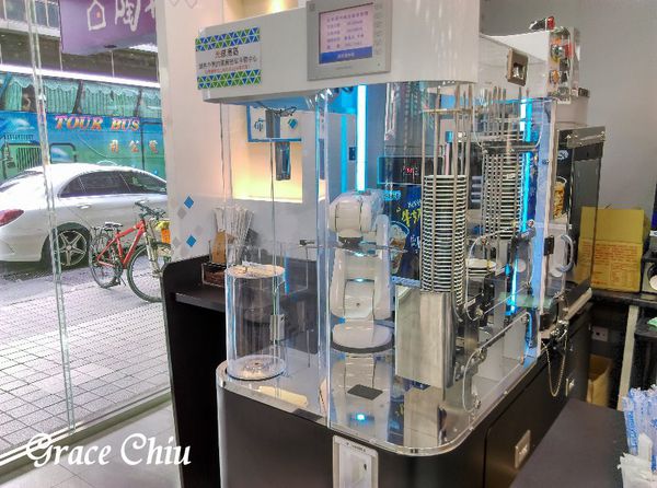 全家科技概念店 咖啡助理 機械手臂泡咖啡