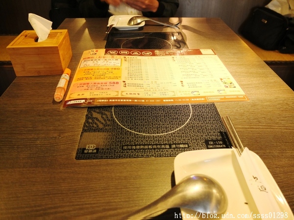 次迴麻辣鍋物:【美食特搜。高雄左營區】次迴麻辣鍋物。海陸總匯雙拼鍋必點 多種精緻鍋物湯頭 高雄火鍋推薦名單