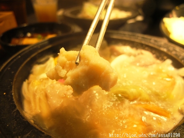 次迴麻辣鍋物:【美食特搜。高雄左營區】次迴麻辣鍋物。海陸總匯雙拼鍋必點 多種精緻鍋物湯頭 高雄火鍋推薦名單