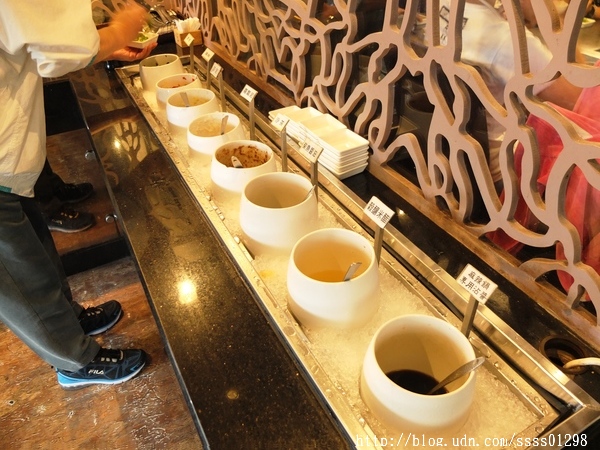 次迴麻辣鍋物:【美食特搜。高雄左營區】次迴麻辣鍋物。海陸總匯雙拼鍋必點 多種精緻鍋物湯頭 高雄火鍋推薦名單