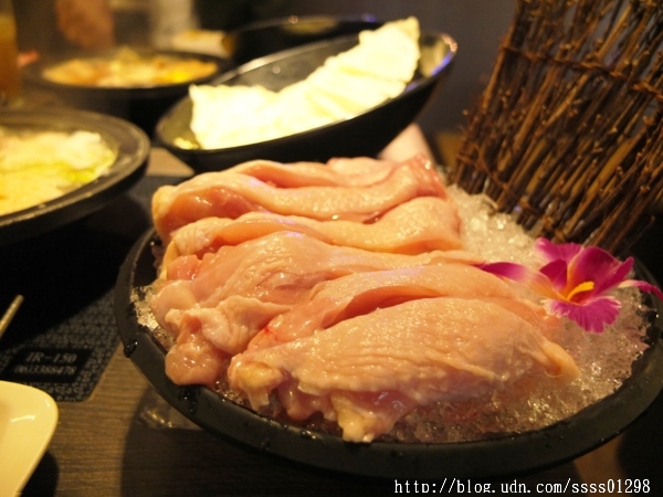 次迴麻辣鍋物:【美食特搜。高雄左營區】次迴麻辣鍋物。海陸總匯雙拼鍋必點 多種精緻鍋物湯頭 高雄火鍋推薦名單