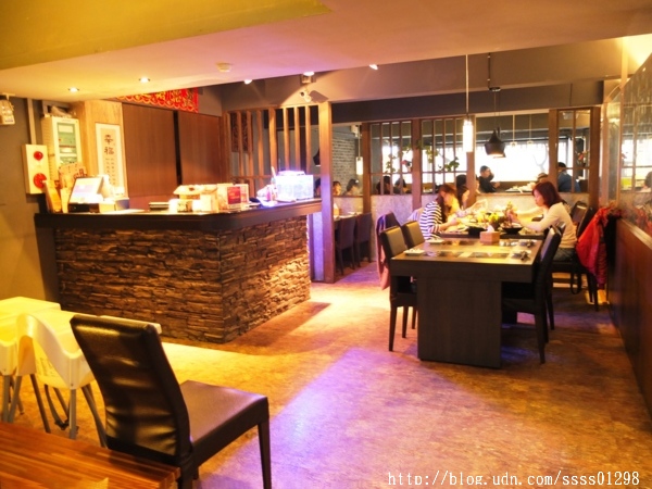 次迴麻辣鍋物:【美食特搜。高雄左營區】次迴麻辣鍋物。海陸總匯雙拼鍋必點 多種精緻鍋物湯頭 高雄火鍋推薦名單