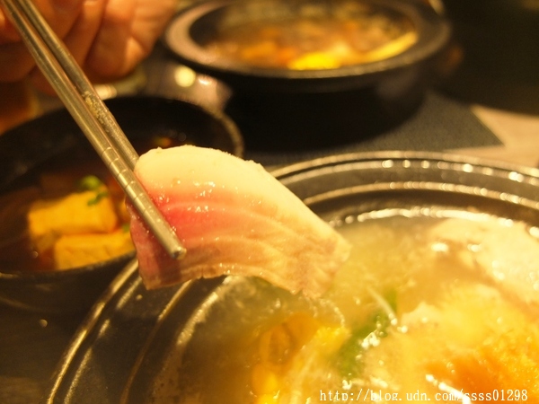 次迴麻辣鍋物:【美食特搜。高雄左營區】次迴麻辣鍋物。海陸總匯雙拼鍋必點 多種精緻鍋物湯頭 高雄火鍋推薦名單