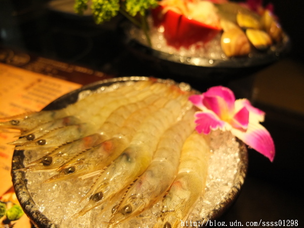 次迴麻辣鍋物:【美食特搜。高雄左營區】次迴麻辣鍋物。海陸總匯雙拼鍋必點 多種精緻鍋物湯頭 高雄火鍋推薦名單