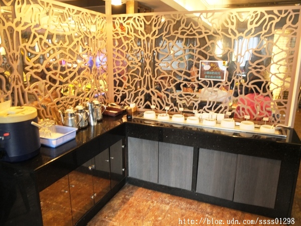 次迴麻辣鍋物:【美食特搜。高雄左營區】次迴麻辣鍋物。海陸總匯雙拼鍋必點 多種精緻鍋物湯頭 高雄火鍋推薦名單