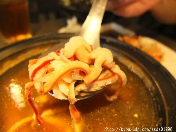 次迴麻辣鍋物:【美食特搜。高雄左營區】次迴麻辣鍋物。海陸總匯雙拼鍋必點 多種精緻鍋物湯頭 高雄火鍋推薦名單