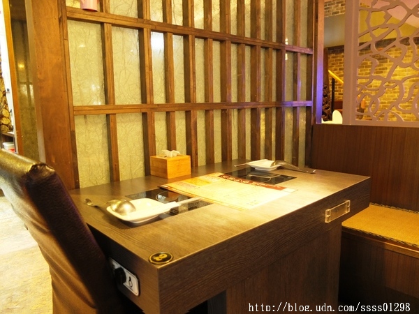 次迴麻辣鍋物:【美食特搜。高雄左營區】次迴麻辣鍋物。海陸總匯雙拼鍋必點 多種精緻鍋物湯頭 高雄火鍋推薦名單