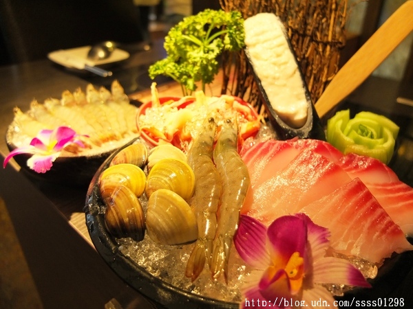 次迴麻辣鍋物:【美食特搜。高雄左營區】次迴麻辣鍋物。海陸總匯雙拼鍋必點 多種精緻鍋物湯頭 高雄火鍋推薦名單