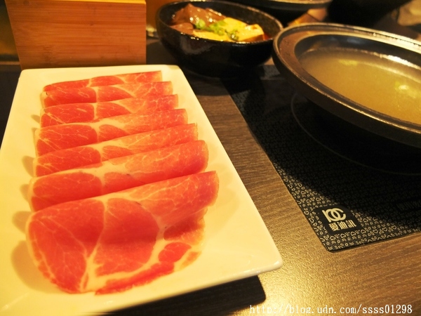 次迴麻辣鍋物:【美食特搜。高雄左營區】次迴麻辣鍋物。海陸總匯雙拼鍋必點 多種精緻鍋物湯頭 高雄火鍋推薦名單