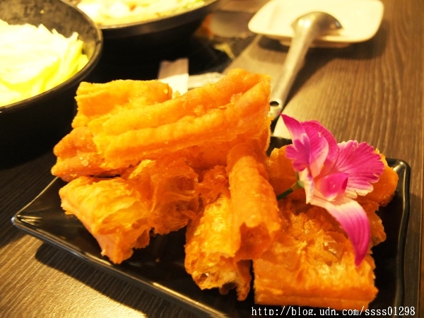 次迴麻辣鍋物:【美食特搜。高雄左營區】次迴麻辣鍋物。海陸總匯雙拼鍋必點 多種精緻鍋物湯頭 高雄火鍋推薦名單