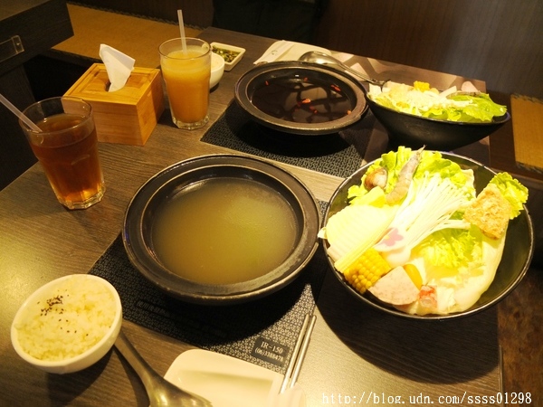 次迴麻辣鍋物:【美食特搜。高雄左營區】次迴麻辣鍋物。海陸總匯雙拼鍋必點 多種精緻鍋物湯頭 高雄火鍋推薦名單