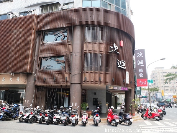 次迴麻辣鍋物:【美食特搜。高雄左營區】次迴麻辣鍋物。海陸總匯雙拼鍋必點 多種精緻鍋物湯頭 高雄火鍋推薦名單