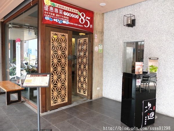 次迴麻辣鍋物:【美食特搜。高雄左營區】次迴麻辣鍋物。海陸總匯雙拼鍋必點 多種精緻鍋物湯頭 高雄火鍋推薦名單