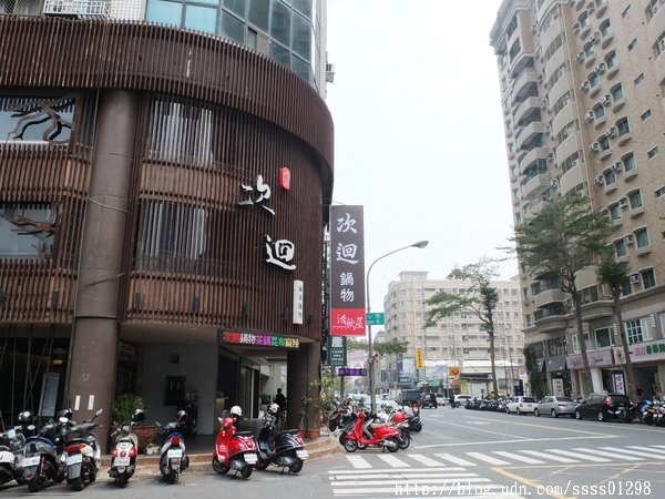 次迴麻辣鍋物:【美食特搜。高雄左營區】次迴麻辣鍋物。海陸總匯雙拼鍋必點 多種精緻鍋物湯頭 高雄火鍋推薦名單