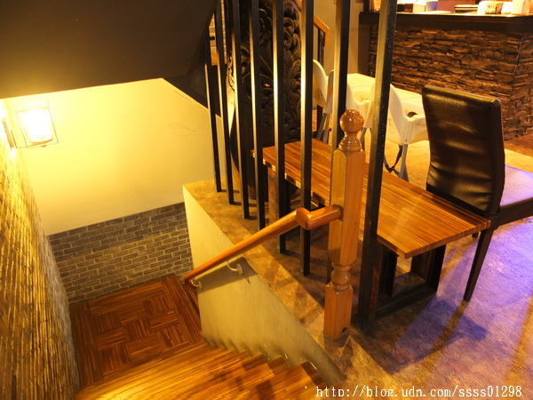 次迴麻辣鍋物:【美食特搜。高雄左營區】次迴麻辣鍋物。海陸總匯雙拼鍋必點 多種精緻鍋物湯頭 高雄火鍋推薦名單