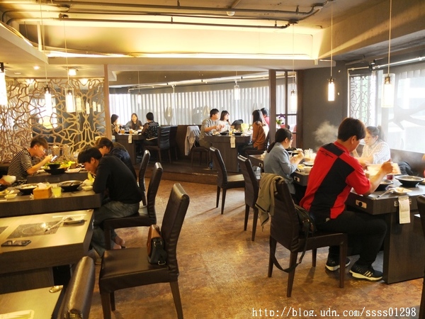 次迴麻辣鍋物:【美食特搜。高雄左營區】次迴麻辣鍋物。海陸總匯雙拼鍋必點 多種精緻鍋物湯頭 高雄火鍋推薦名單