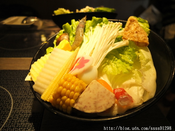 次迴麻辣鍋物:【美食特搜。高雄左營區】次迴麻辣鍋物。海陸總匯雙拼鍋必點 多種精緻鍋物湯頭 高雄火鍋推薦名單