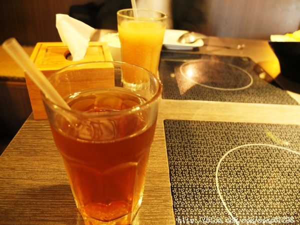 次迴麻辣鍋物:【美食特搜。高雄左營區】次迴麻辣鍋物。海陸總匯雙拼鍋必點 多種精緻鍋物湯頭 高雄火鍋推薦名單