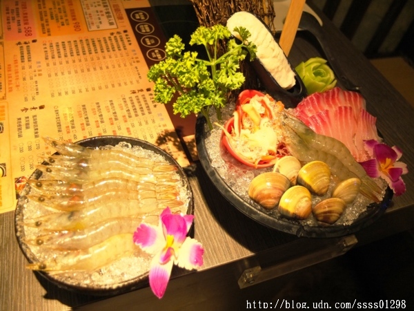 次迴麻辣鍋物:【美食特搜。高雄左營區】次迴麻辣鍋物。海陸總匯雙拼鍋必點 多種精緻鍋物湯頭 高雄火鍋推薦名單