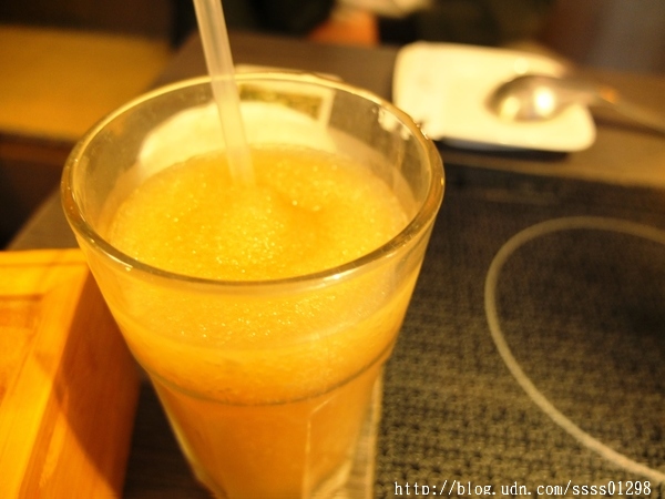 次迴麻辣鍋物:【美食特搜。高雄左營區】次迴麻辣鍋物。海陸總匯雙拼鍋必點 多種精緻鍋物湯頭 高雄火鍋推薦名單