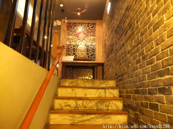 次迴麻辣鍋物:【美食特搜。高雄左營區】次迴麻辣鍋物。海陸總匯雙拼鍋必點 多種精緻鍋物湯頭 高雄火鍋推薦名單