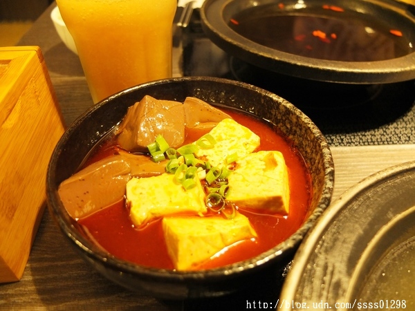 次迴麻辣鍋物:【美食特搜。高雄左營區】次迴麻辣鍋物。海陸總匯雙拼鍋必點 多種精緻鍋物湯頭 高雄火鍋推薦名單