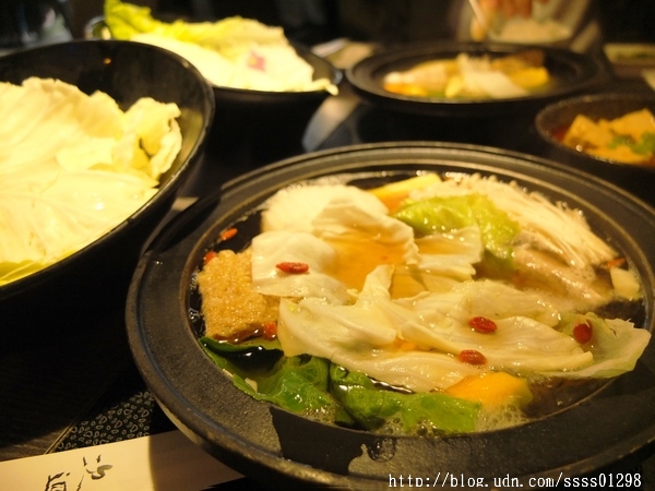 次迴麻辣鍋物:【美食特搜。高雄左營區】次迴麻辣鍋物。海陸總匯雙拼鍋必點 多種精緻鍋物湯頭 高雄火鍋推薦名單